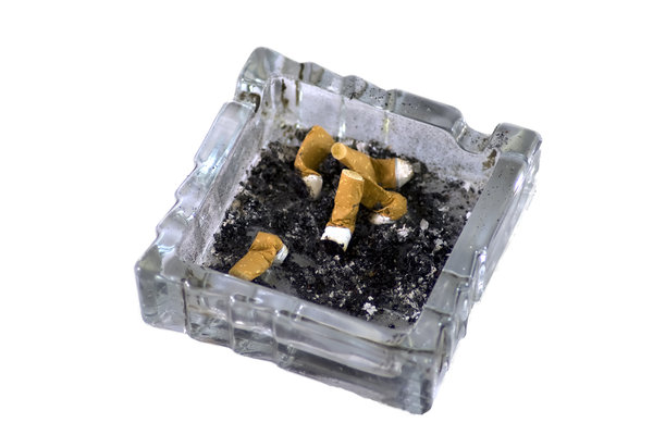 morceaux de cigarettes dans un cendrier marocain